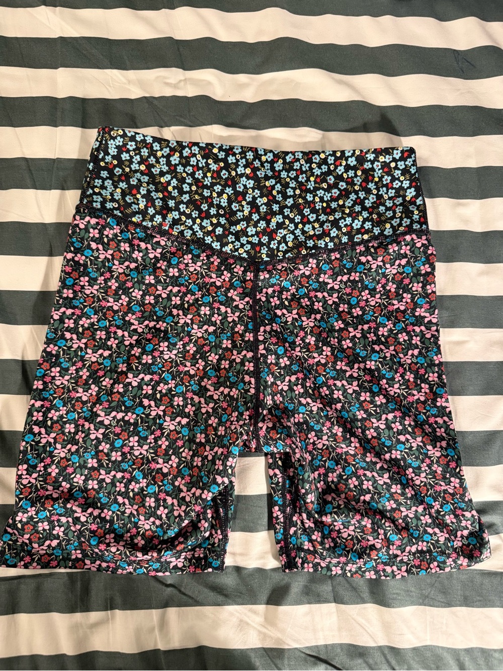 Nike Floral High-Waist Women’s Bike Shorts - Medium